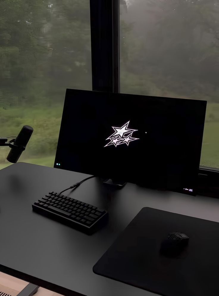 Mesa com monitor exibindo papel de parede animado